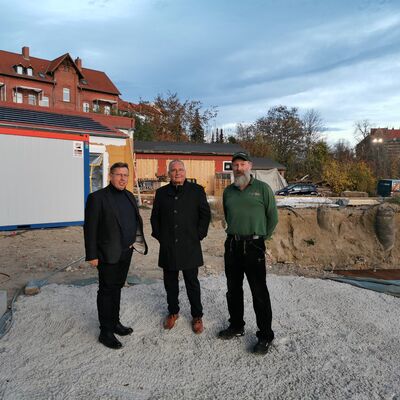 Lebenshilfe, (v.l.n.r.): Andreas Lbel (Geschftsfhrer Lebenshilfe-Harzkreis-Quedlinburg gGmbH), Frank Ruch (Oberbrgermeister Welterbestadt Quedlinburg), Ronald Lbel (Bauleitung)