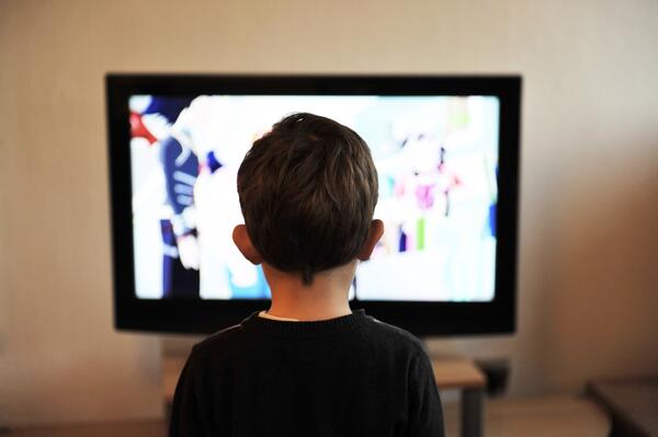 Bild vergrößern: Kind vor TV