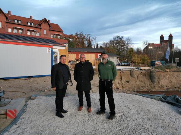 Bild vergrößern: Lebenshilfe, (v.l.n.r.): Andreas Lbel (Geschftsfhrer Lebenshilfe-Harzkreis-Quedlinburg gGmbH), Frank Ruch (Oberbrgermeister Welterbestadt Quedlinburg), Ronald Lbel (Bauleitung)