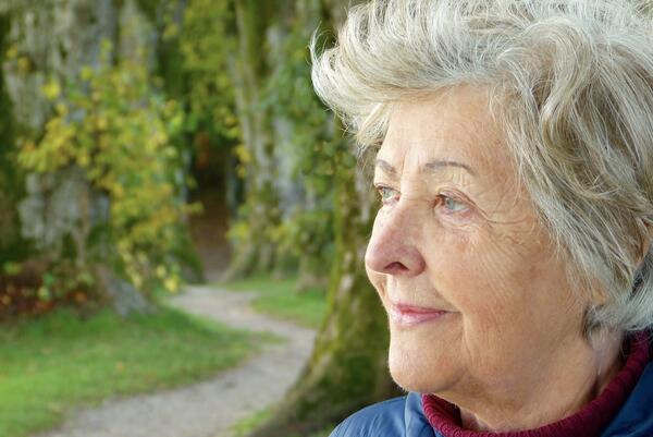 Bild vergrößern: Seniorin