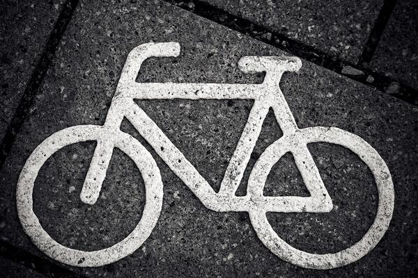 Bild vergrößern: Fahrradsymbol auf Straße