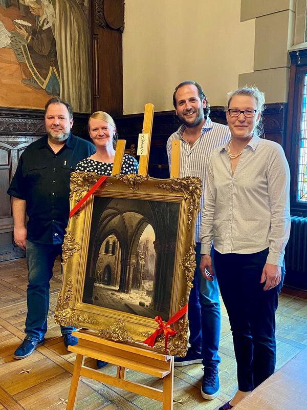 Bild vergrößern: v.r.n.l.: Sybille Rathmann (Frderverein Historische Sammlungen Quedlinburg e.V.), Julian Schmitz-Avila (Kunsthndler), Uta Siebrecht (Leiterin der stdtischen Museen und des Archivs), Christian Mller (Leiter der stdtischen Sammlungen)