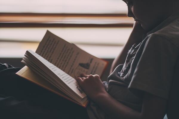Bild vergrößern: Kind liest Buch