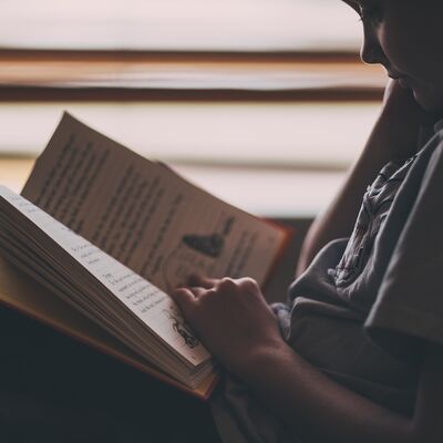 Kind liest Buch