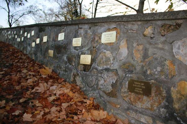 Bild vergrößern: Jdischer Friedhof-Erinnerungstafeln