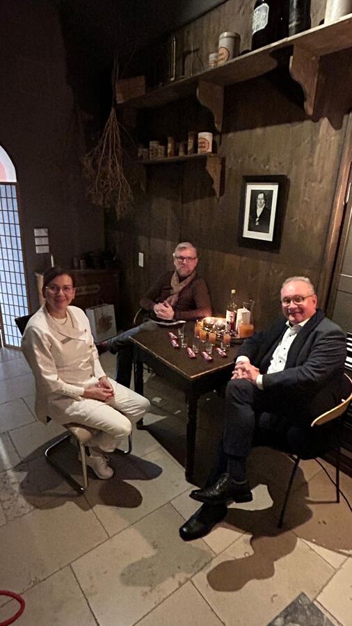Bild vergrößern: Unternehmensbesuch Adler- und Ratsapotheke