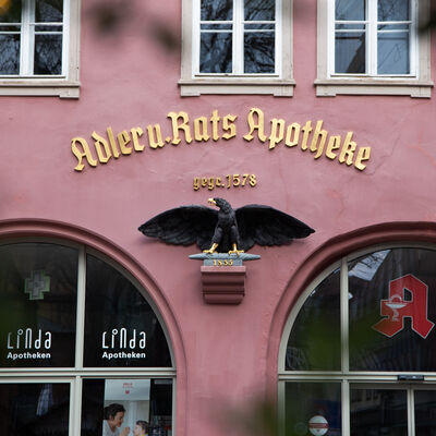 Bild vergrößern: Adler- und Ratsapotheke außen