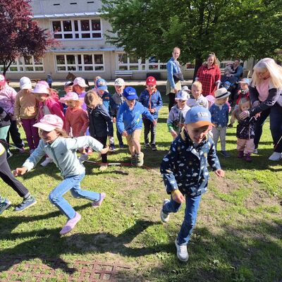 Bild vergrößern: Neue Spielgerte auf dem Spielplatz der Kita Harzzwerge