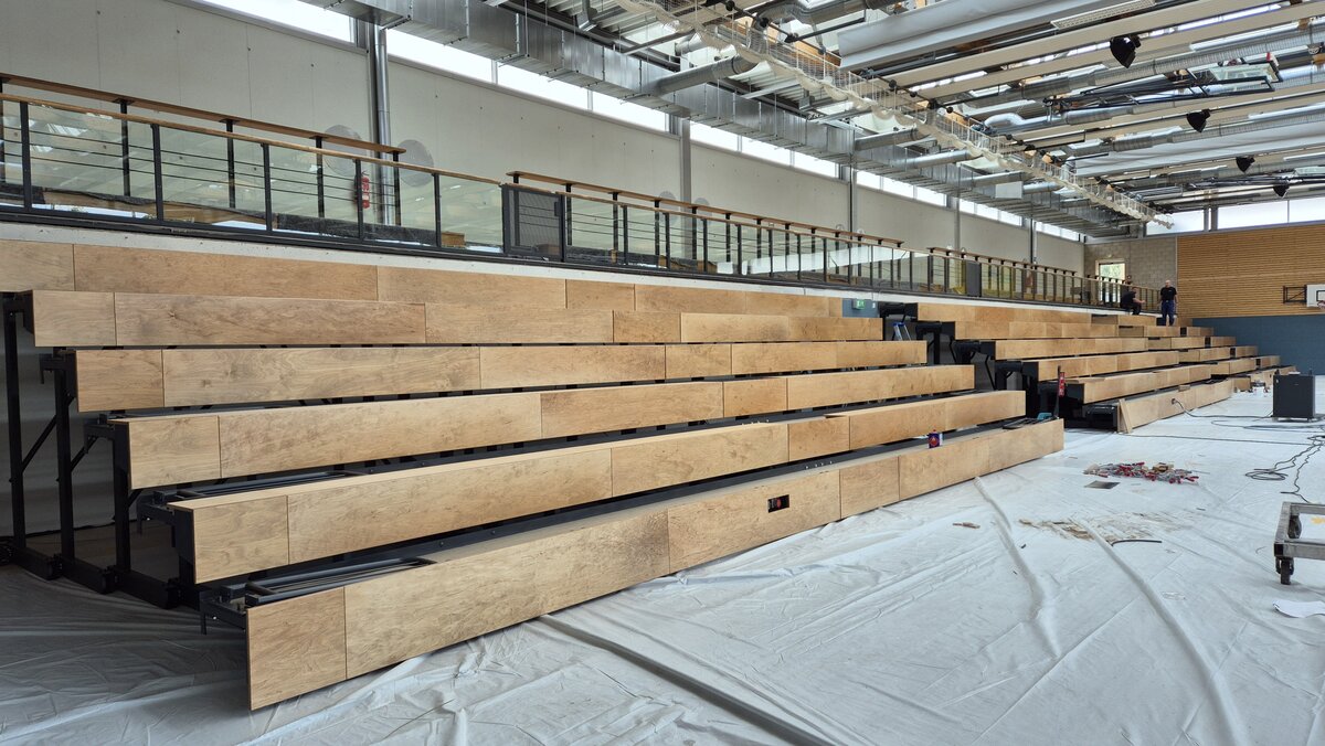 Neue Tribünen in der Bodelandhalle
