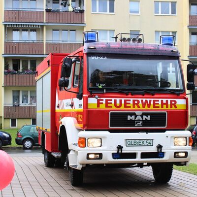 Bild vergrößern: Feuerwehr bei Jubilumsfeier in der Kita Sderstadt Anne Frank