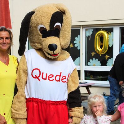 Bild vergrößern: Quedel bei der Jubilumsfeier Kita Sderstadt Anne Frank