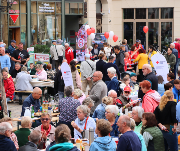 19. B&uuml;rgerfr&uuml;hst&uuml;ck f&uuml;llte den Quedlinburger Marktplatz