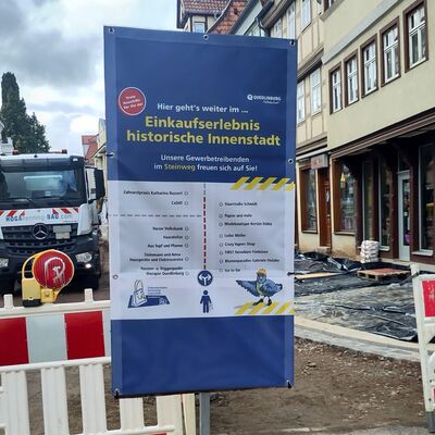 Bild vergrößern: Wegweiser im Steinweg