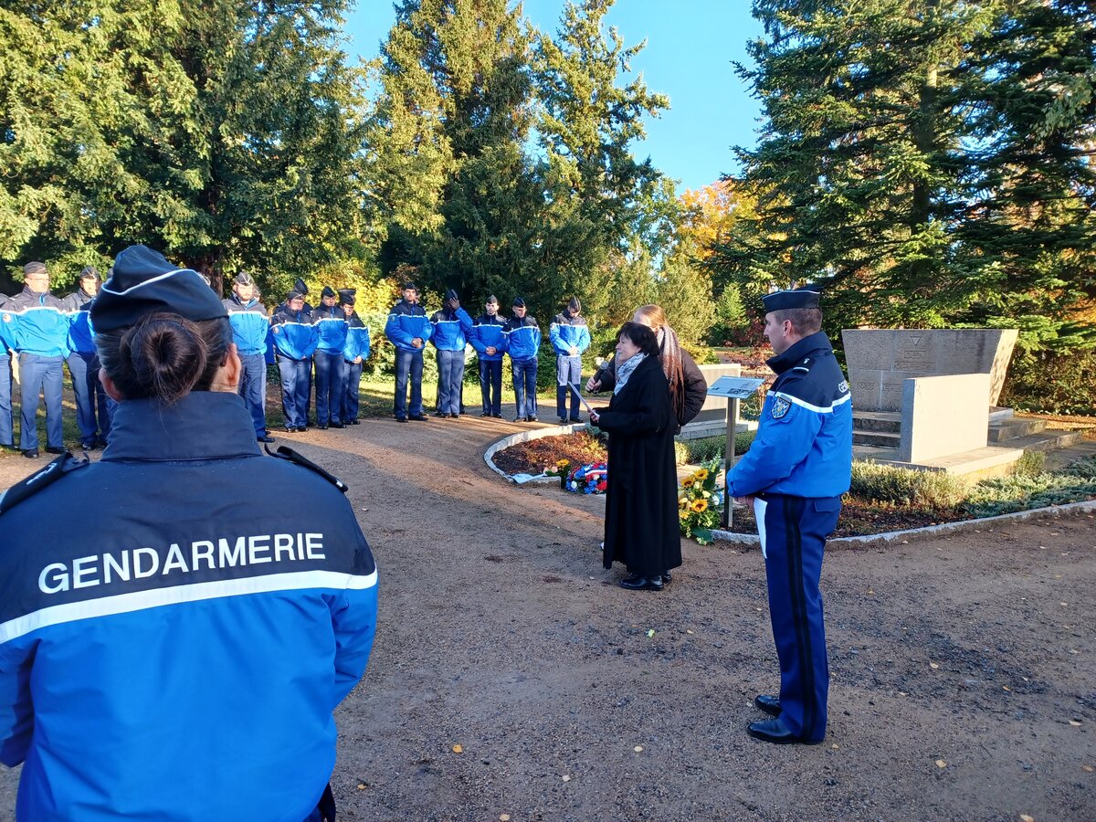 Gesine Daifi von der Gedenkstätte Langenstein-Zwieberge hält eine bewegende Rede