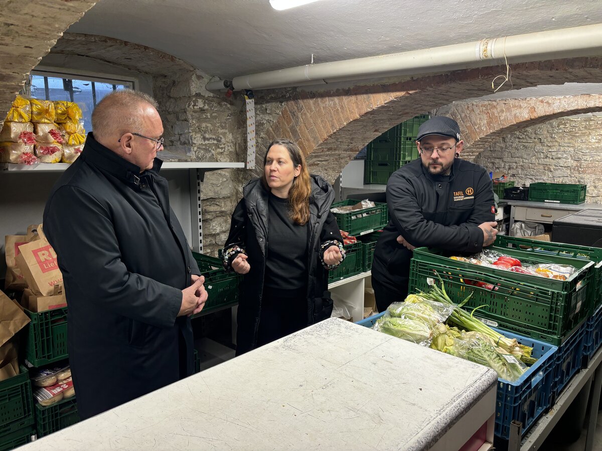 Oberbürgermeister Frank Ruch im Gespräch mit Sarah Zschernitz und Andreas Knospe