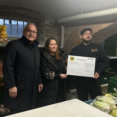 Bild vergr&ouml;&szlig;ern: Der Spendenbescheid wird �berreicht