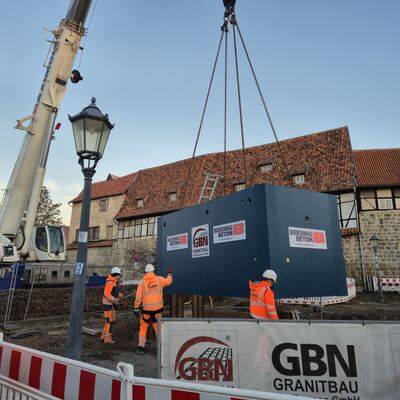 Ein 160-Tonnen-Kran brachte das Betonteil in die 7 Meter tiefe Grube. 