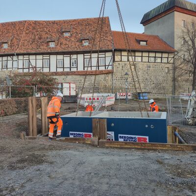 Bild vergr&ouml;&szlig;ern: Brunnenkammer f�r das B�rgerprojekt Denkmal �Brunnen Friedliche Revolution 1989 - 1990 Deutsche Einheit wird in die vorbereitete Baugrube am Carl-Ritter-Platz eingesetzt.