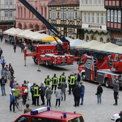 Bild vergrößern: Feuerwehr auf dem Marktplatz