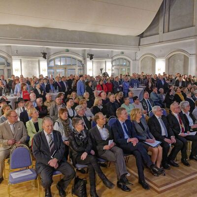 Bild vergr&ouml;&szlig;ern: Knapp 300 G&auml;ste aus Politik, Wirtschaft, Bildung, Vereinen und Institutionen waren beim Neujahrsempfang 2026 im Kaiserhof zu Gast.