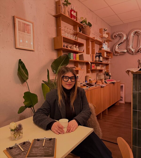 Bild vergr&ouml;&szlig;ern: Vlada Stavrov, Caf� Va Li�s