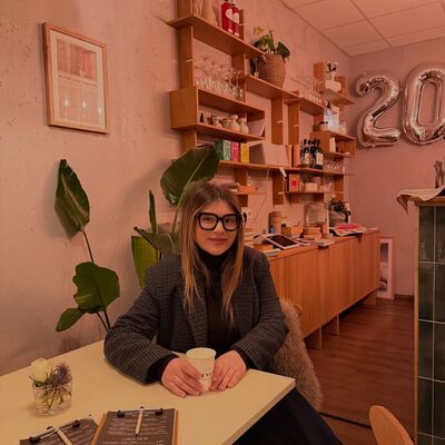 Vlada Stavrov, Caf&eacute; Va Li&eacute;s