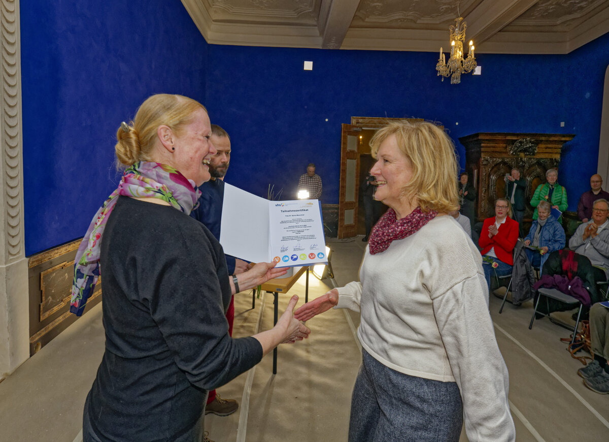 Erste G&auml;stef&uuml;hrerinnen und G&auml;stef&uuml;hrer erhalten Zertifikate