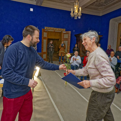 Bild vergr&ouml;&szlig;ern: Im Blauen Saal, dem gr��ten Saal des Residenzschlosses, �berreichten im Beisein der Presse Vertreter der Welterbestadt Quedlinburg, der Kreisvolkshochschule Harz und der Evangelischen Kirchengemeinde Quedlinburg die Zertifikate an die zuk�nftigen G�stef�hrer.