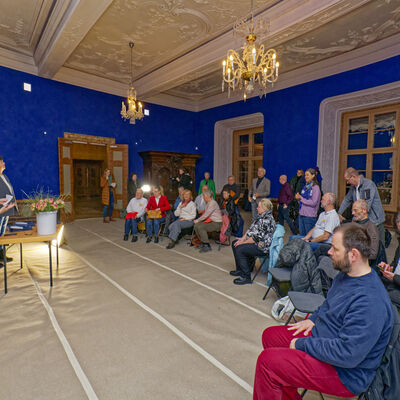 Bild vergr&ouml;&szlig;ern: Im Blauen Saal, dem gr��ten Saal des Residenzschlosses, �berreichten im Beisein der Presse Vertreter der Welterbestadt Quedlinburg, der Kreisvolkshochschule Harz und der Evangelischen Kirchengemeinde Quedlinburg die Zertifikate an die zuk�nftigen G�stef�h