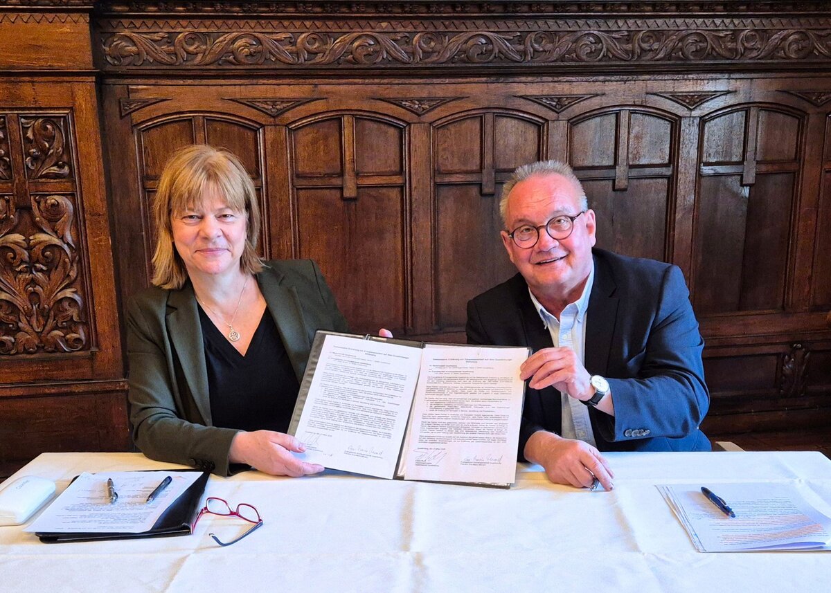 Oberb&uuml;rgermeister Frank Ruch und Pfarrerin Eva-Maria Menard unterzeichnen die  gemeinsame Erkl&auml;rung