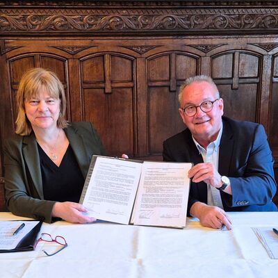 Oberb&uuml;rgermeister Frank Ruch und Pfarrerin Eva-Maria Menard unterzeichnen die  gemeinsame Erkl&auml;rung