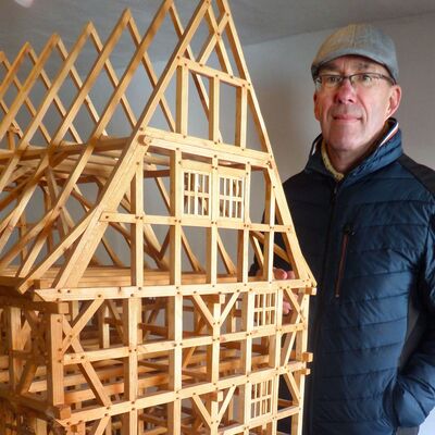 Bild vergr&ouml;&szlig;ern: Tischlermeister Uwe Mintzlaff gibt spannende Einblicke in die traditionelle Kunst des Fachwerkbaus