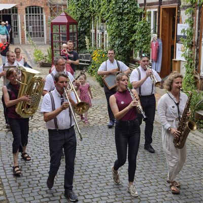 Bild vergr&ouml;&szlig;ern: Musik zieht durch die Innenstadt
