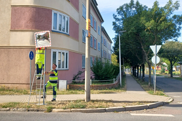 Bild vergr&ouml;&szlig;ern: Anbringung Verkehrsspiegel