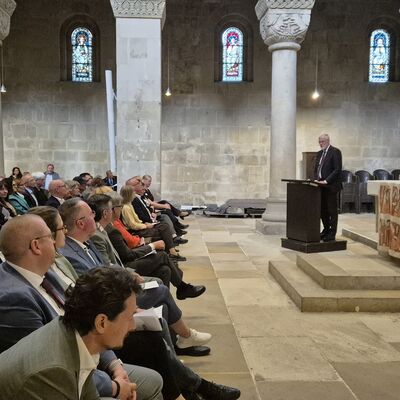 Bild vergr&ouml;&szlig;ern: Staatsminister Rainer Robra spricht zu den G�sten beim Festakt in der Stiftskirche