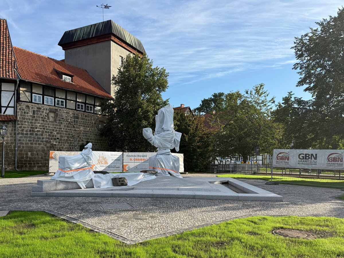 Noch ist das Denkmal verh&uuml;llt bis es am 9. oktober 2026 offiziell &uuml;bergeben wird.