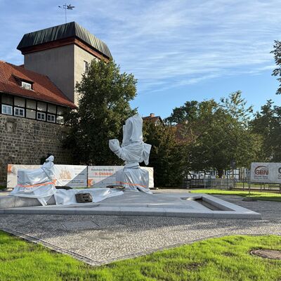 Noch ist das Denkmal verh&uuml;llt bis es am 9. oktober 2026 offiziell &uuml;bergeben wird.