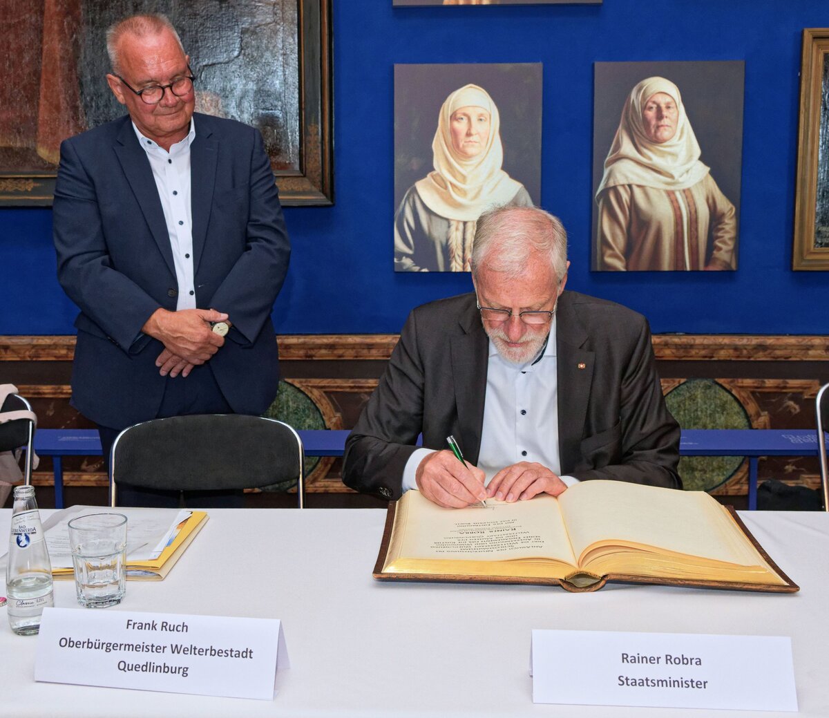 Quedlinburg w&uuml;rdigt Rainer Robra mit Eintrag ins Goldene Buch