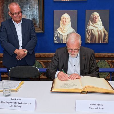 Quedlinburg w&uuml;rdigt Rainer Robra mit Eintrag ins Goldene Buch