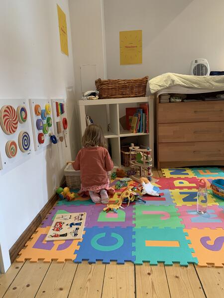 Bild vergrößern: Mädchen im Familienzentrum